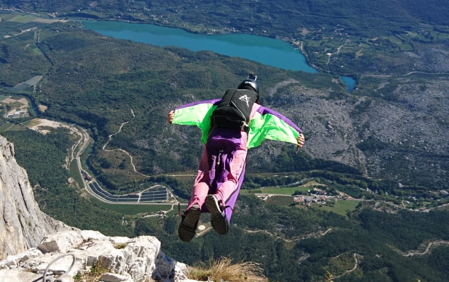 Najbardziej niezwykłe miejsca do BASE jumpingu